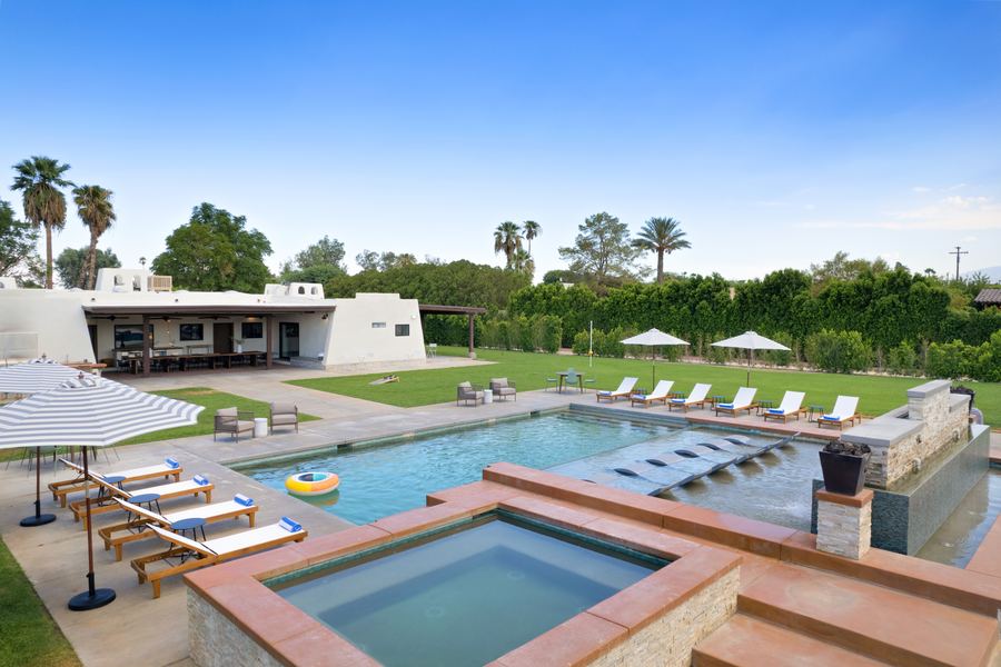 Jetted hot tub